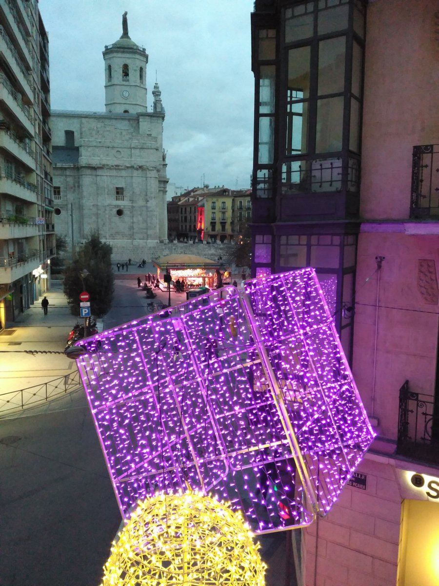 WineCastineiras's tweet photo. 🔌💡💡 y la luz se hizo!! #Valladolid ya brilla. #CallesFelices #LucesdeBarrio16 @AyuntamientoVLL @CiudadesNavidad #MontajeLucesNavidad2016 https://t.co/ECG1hJ97Jh