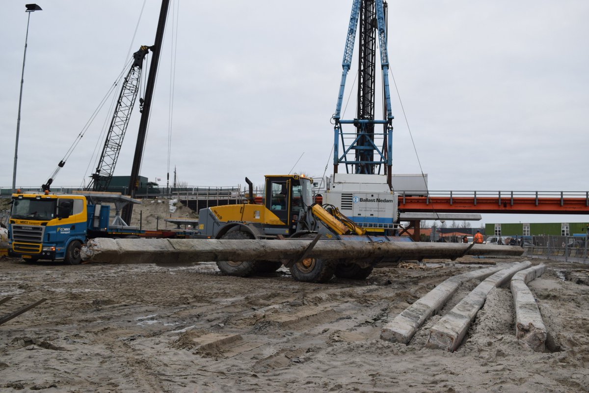 JupIkBenEr's tweet photo. Daar gaan ze DE oude #Funderingspalen van Viaduct/Kunstwerk #Grensweg #Almenumerweg op naar de "schredder" op de #Kanaalweg @N31Harlingen https://t.co/w45gdCgmLg