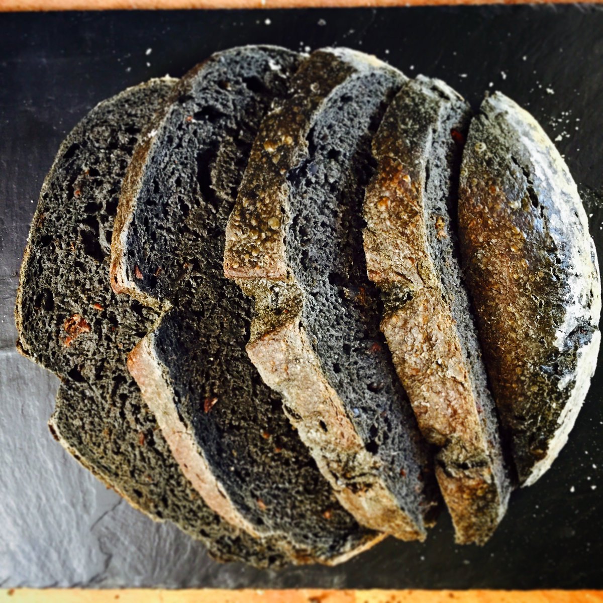 Pan al Carbon &amp; Cochayuyo/ Charcoal seaweed bread #onachileankitchen #london #baking #charcoal #cochayuyo #seaweed #sourdough #bread #friday