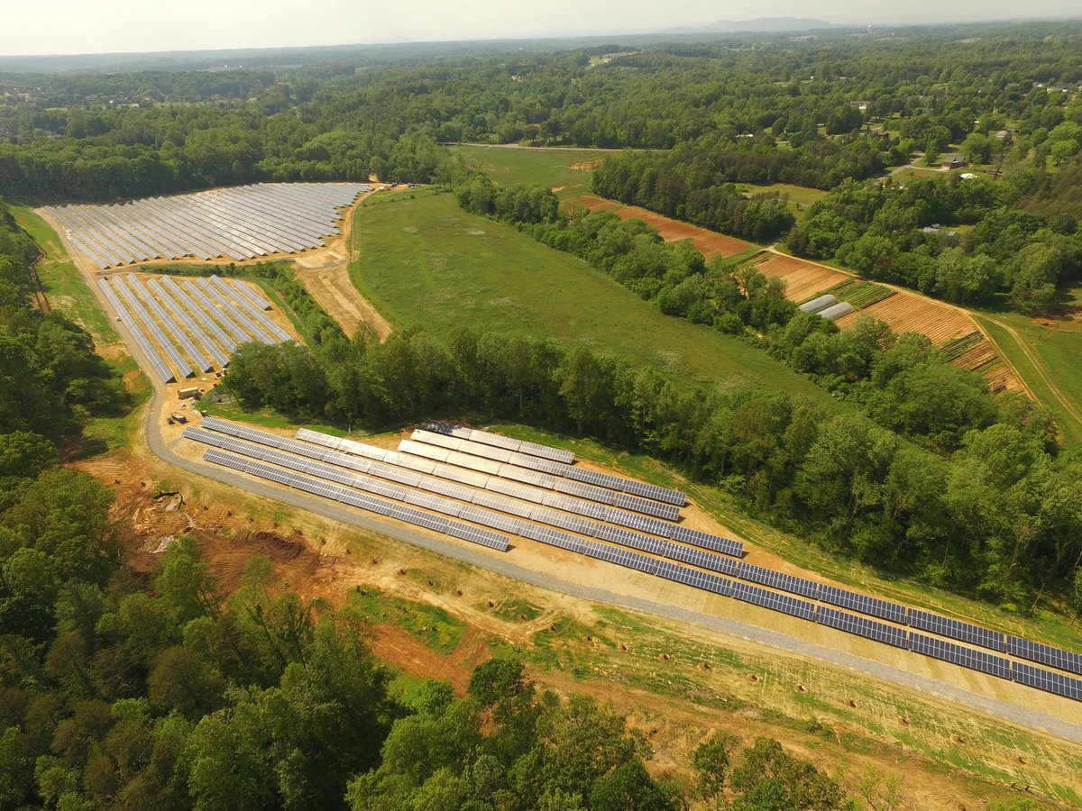 SolarIndustry's tweet image. This N.C. country club is now home to a large project featuring almost 17,000 #solar panels - bit.ly/2gUzFQD #renewables
