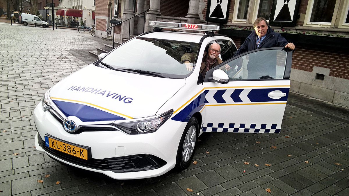 De BOA's gaan #duurzaam rijden met hun nieuwe hybride auto. Foto: de dealer draagt hem over aan wethouder Johan Varkevisser