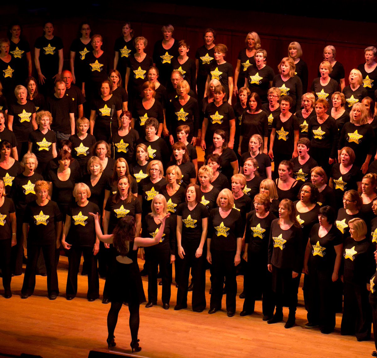 SpiritofExmouth's tweet photo. Grab a #hot cup of #mulledwine and enjoy being #serenaded at the #christmascracker @RockChoir #exmouth 🎵🎵🎅🎅❄️❄️🎄🎄 https://t.co/Gwh2efAWgm