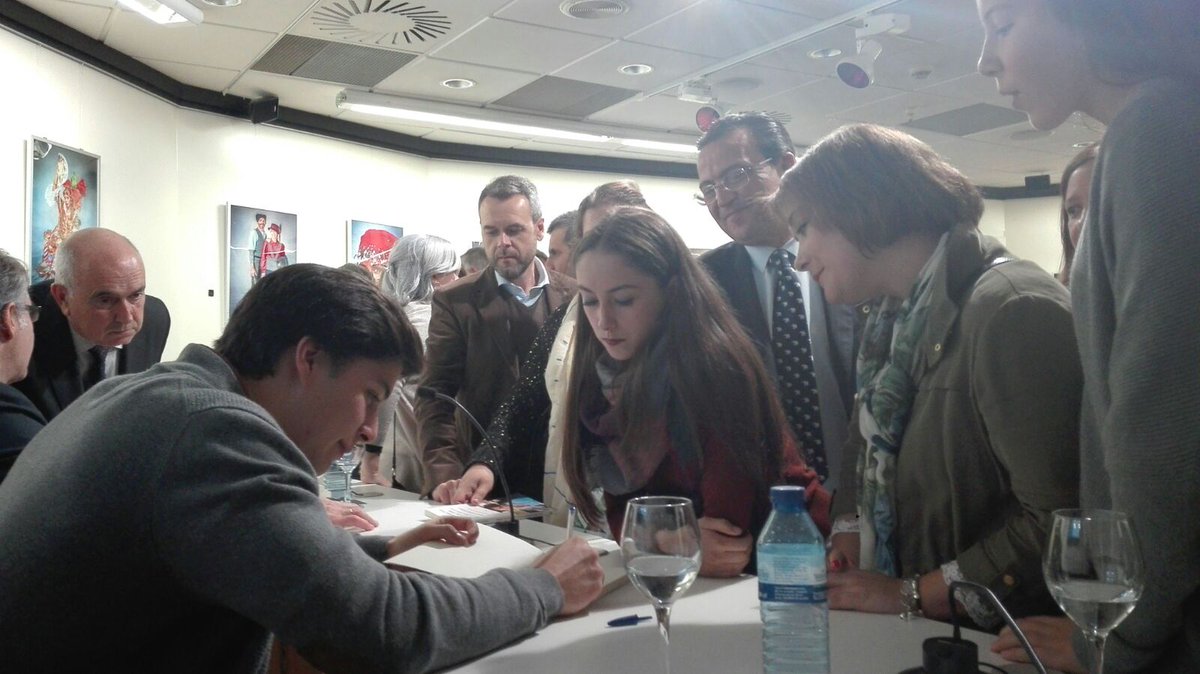 ¡Todavía con "resaca" por la acogida de ayer en #Badajoz! ¿Os habéis hecho ya con vuestro ejemplar de #ElDesafioDelCambio? ¡Contadnos!