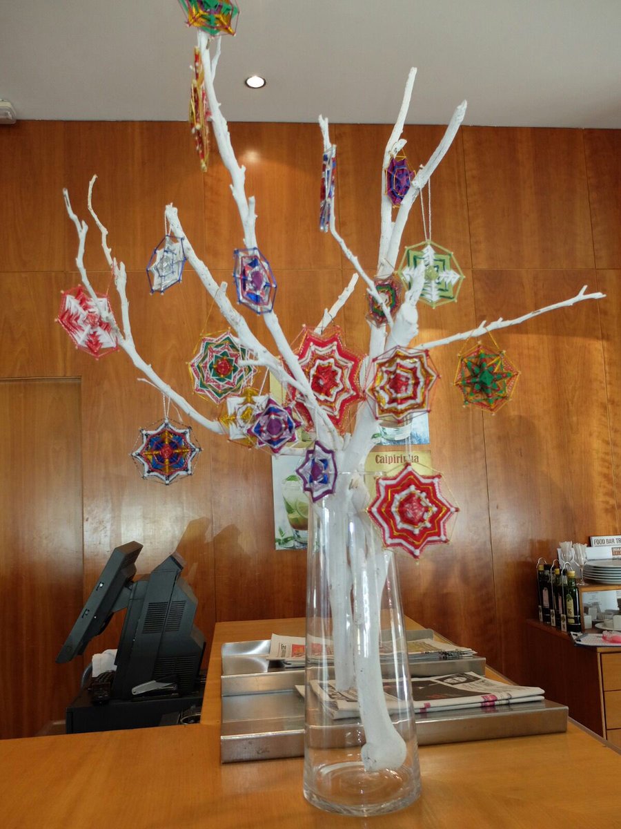 Yolanda43121963's tweet photo. Decoración navideña realizada artesanalmente con productos reciclados por el equipo de pisos #XMASTRYP #TRYPOCEANIC #mhispain #Feliz Navidad https://t.co/BtpFfCMlvf
