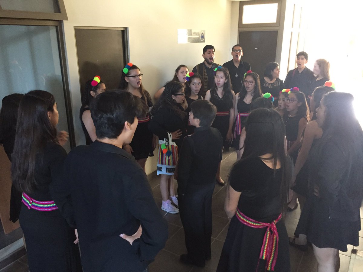 A solo minutos de iniciar la Misa Pampina a cargo de la Escuela Infanto Juvenil Calambanda en la localidad de María Elena.