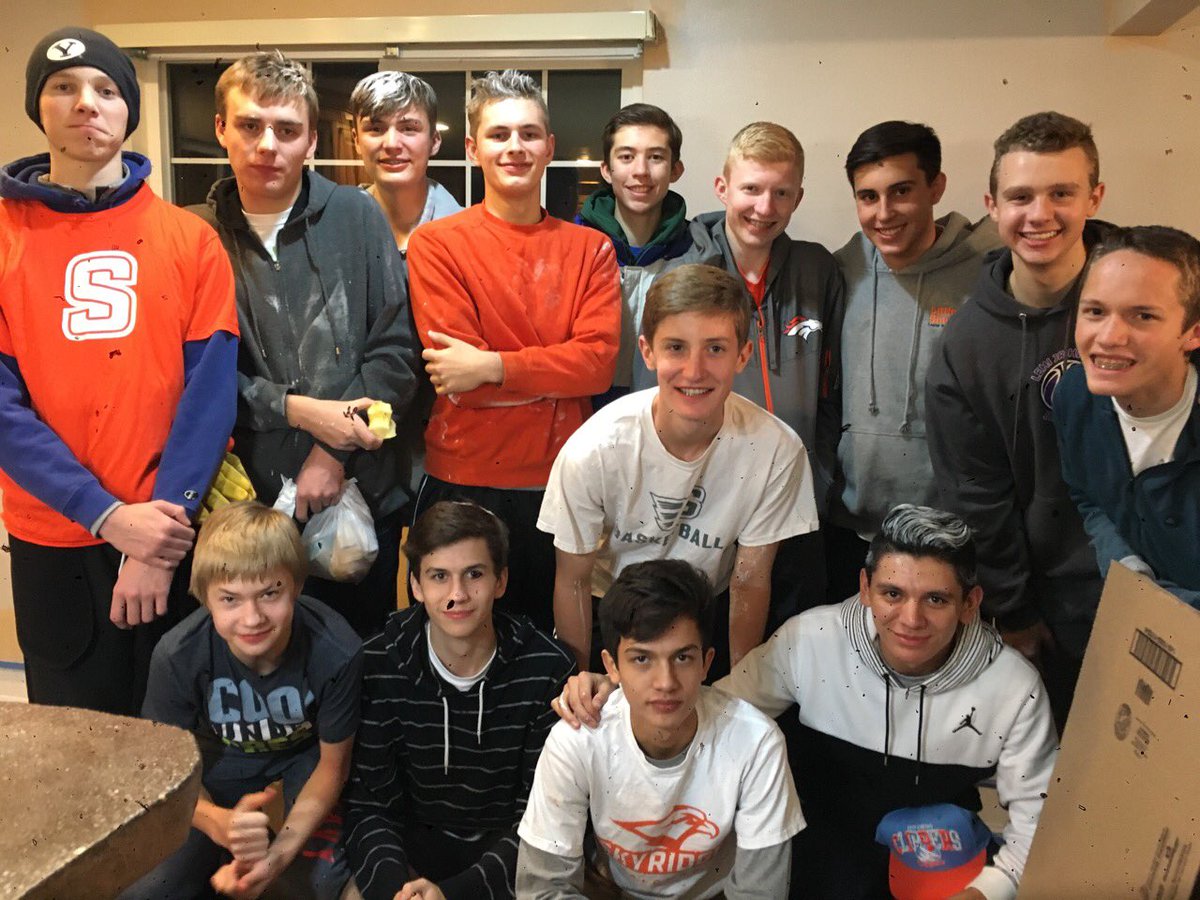 skyridgebb's tweet photo. Our sophomore team got out and did some service as a team last night. Great group of kids! https://t.co/Ee7wRa123I