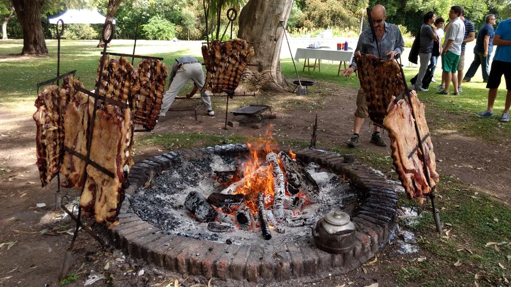 arielmcorg's tweet photo. Comenzando el asado en el #dc2016 https://t.co/zifOzj5gn1