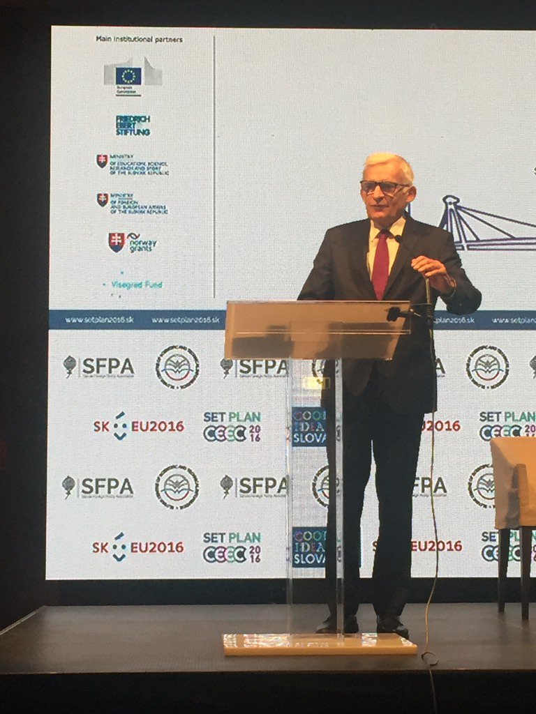 LuisValeCunha's tweet photo. @JerzyBuzek #SETPlan16 #CEEC16 coming to an end: sense of humour on 'secretary general' vs 'director general' 😉 https://t.co/i0SSHqtkgf