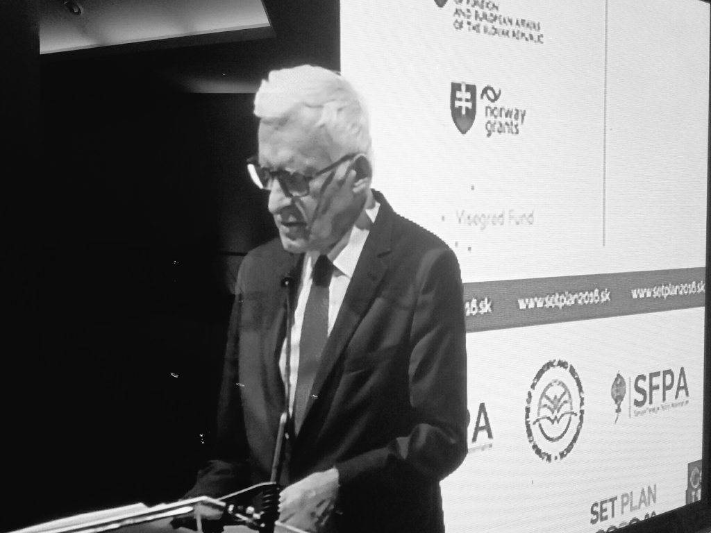 EwaAbramiuk's tweet photo. .@JerzyBuzek underlines the importance of research in energy at the closing session of the #CEEC16 https://t.co/Q6bN524aRK