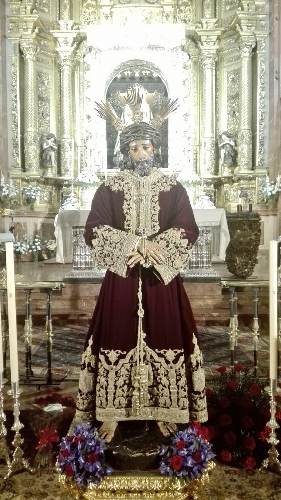 alberto_calero2's tweet photo. Así luce el Besamanos del Señor de la Sentencia de la @Hdad_Macarena como cada primer Viernes del mes #TDSCofrade https://t.co/7iKPTmag5G