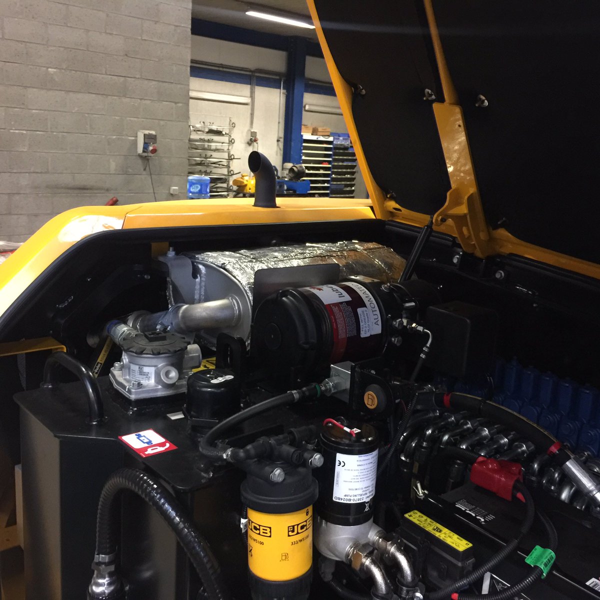 LubecoreEurope's tweet photo. Pomp liggend erin ? Geen probleem voor Lubecore ! #jcb 100C1 https://t.co/Wu8cjcjAO4