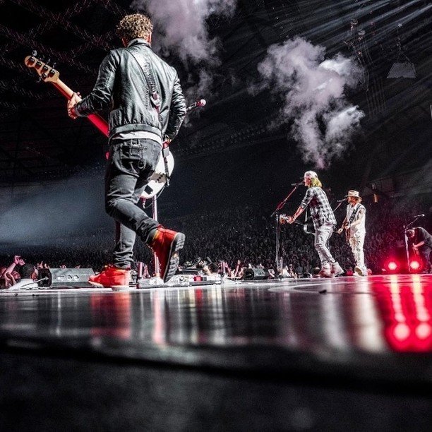 CatFootwear's tweet photo. SPOTTED: @hi_imtom wearing his red COLORADOs on stage with Florida Georgia Line #FGL #digy⦠https://t.co/eEGA0FCMC9 https://t.co/HUfqz7y84N