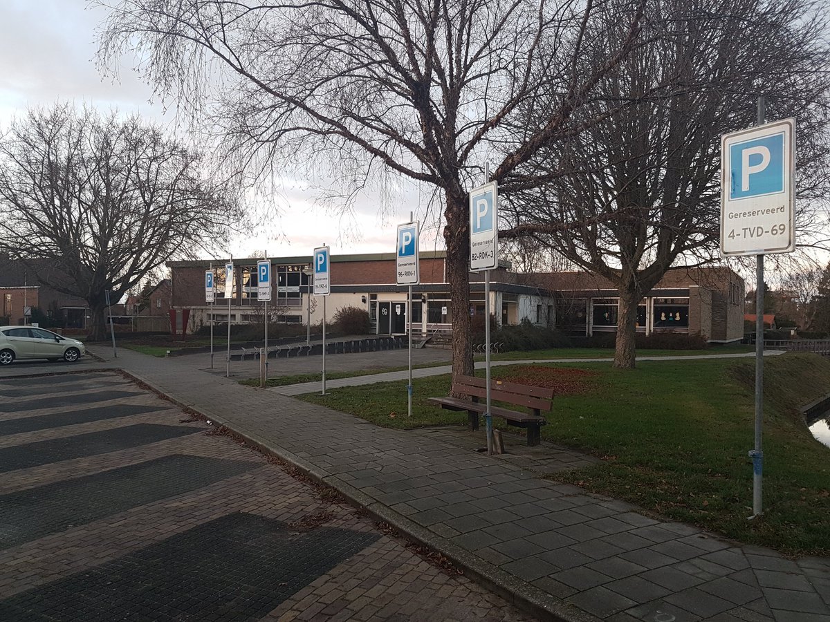 Zelf geen parkeervergunning kunnen krijgen voor de Woldpoort. Dat regelt Gasunie blijkbaar beter: ZEVEN gereserveerde plaatsen!