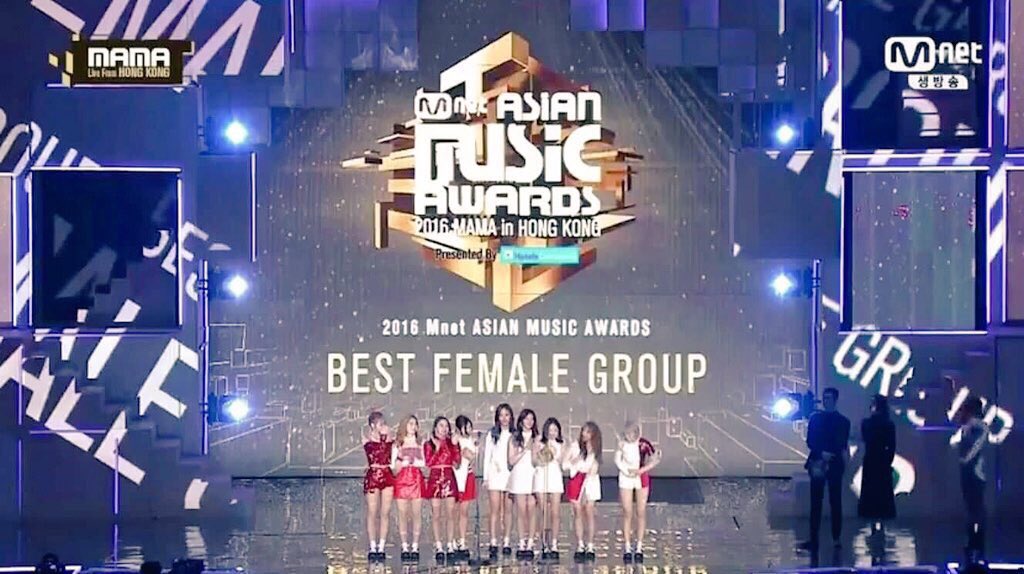 TwiceGifs's tweet photo. Dia 02/12/16 TWICE conquistou os prêmios:
MELHOR ARTISTA FEMININO e Daesang CANÇÃO DO ANO no #MAMA2016
E #TT12thWin 
https://t.co/7tCTgvDpaV