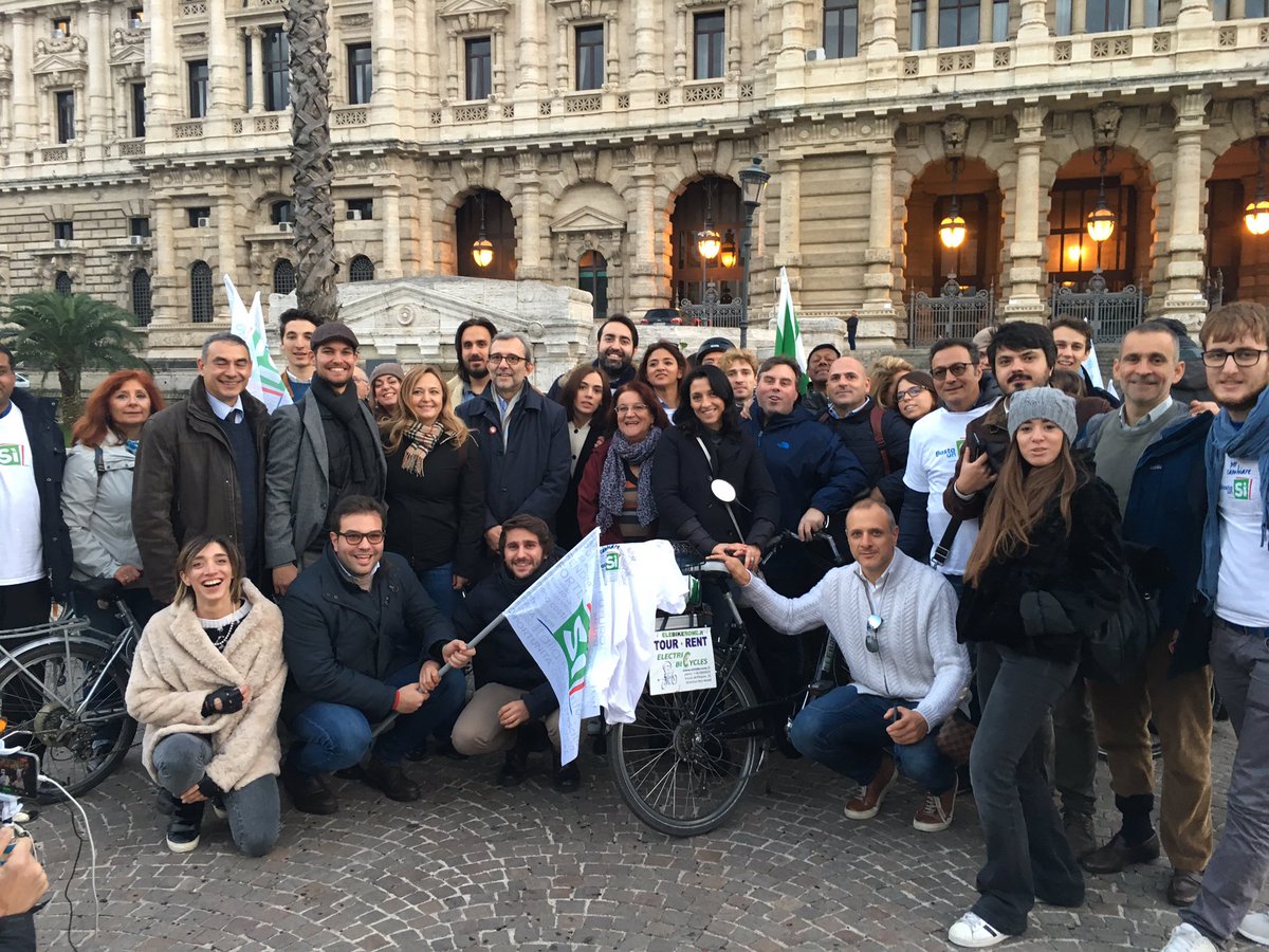 bastaunsiRoma's tweet photo. Ultima tappa del #Sìgira per i luoghi del #referendumcostituzionale davanti alla Corte di Cassazione con Roberto Giachetti. #bastaunsì https://t.co/yqz1b5MBH6