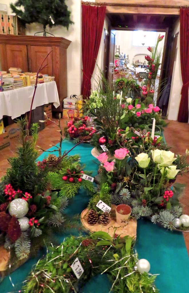KerkWilp's tweet photo. Zaterdag vanaf #10u (tot #14u) is @KerkWilp open voor een sfeervolle #Brocante, vol Kerst- &amp; andere spullen, bloemstukken &amp; zelfgemaakte jam https://t.co/He8WWjdzWV