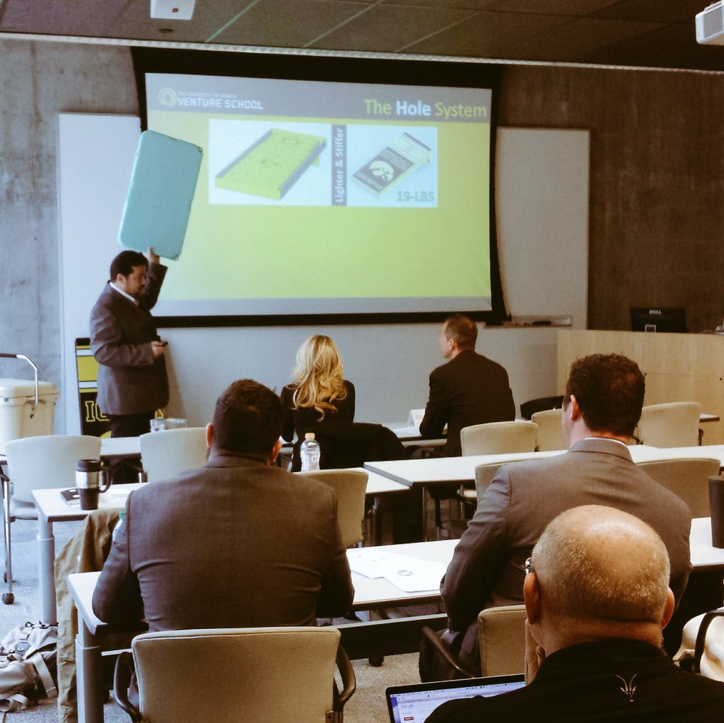 JPEC_Jennie's tweet photo. Let the pitches begin. #UIVentureSchool https://t.co/8mnPuYXxXM