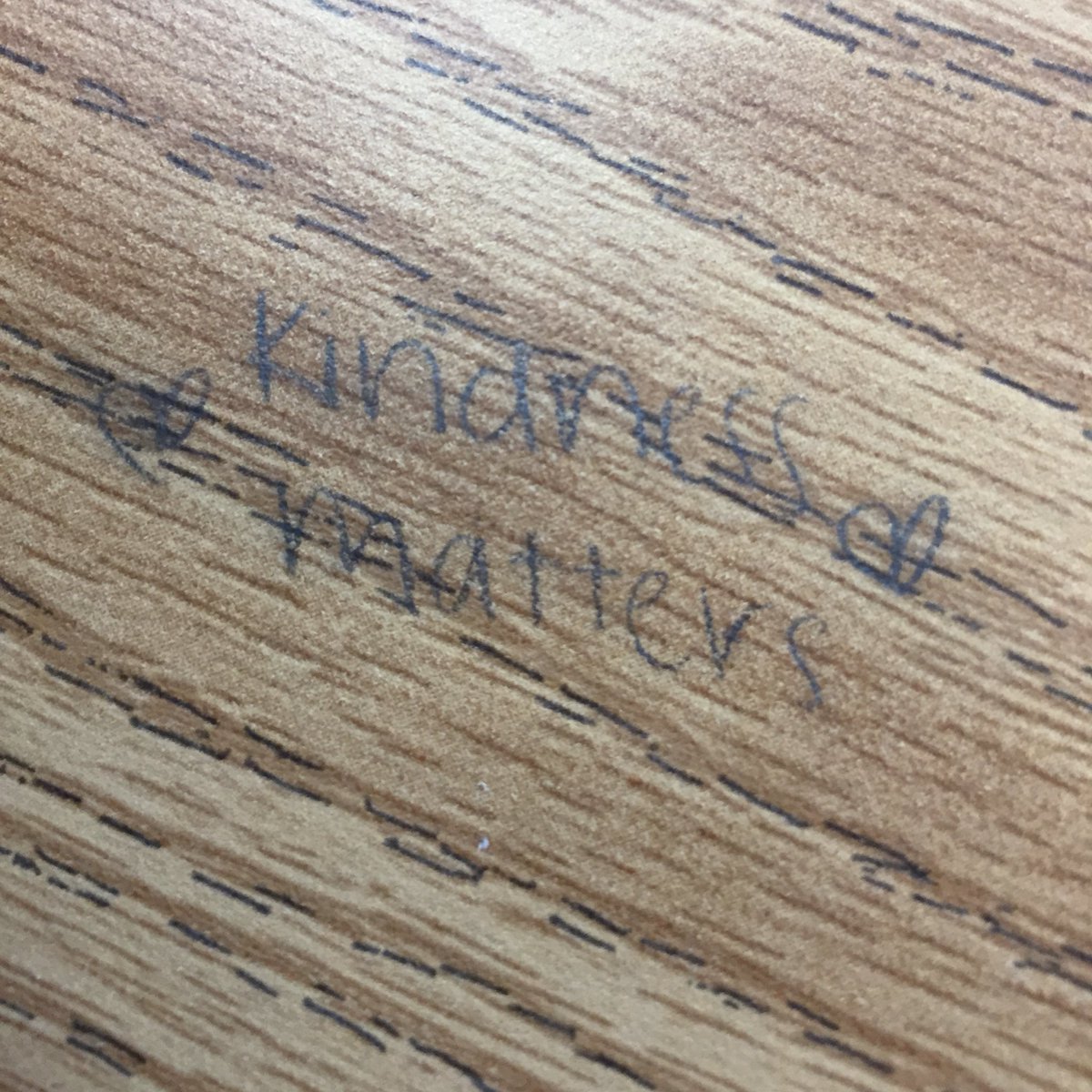 positivelilbee's tweet photo. aw i found this cute lil note in my study hall!!! kindness matters ppl❣️ https://t.co/8311sqWihT