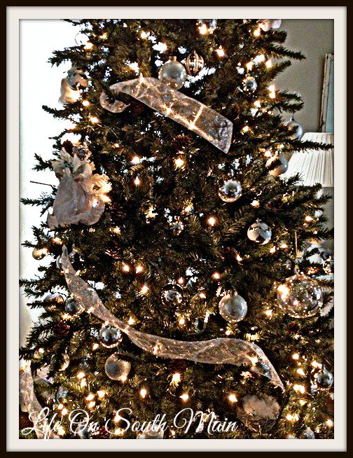 LifeOnSouthMain's tweet photo. We're decorating for Christmas....
https://t.co/fK2xYZbf5Q https://t.co/i0n2ndojU2