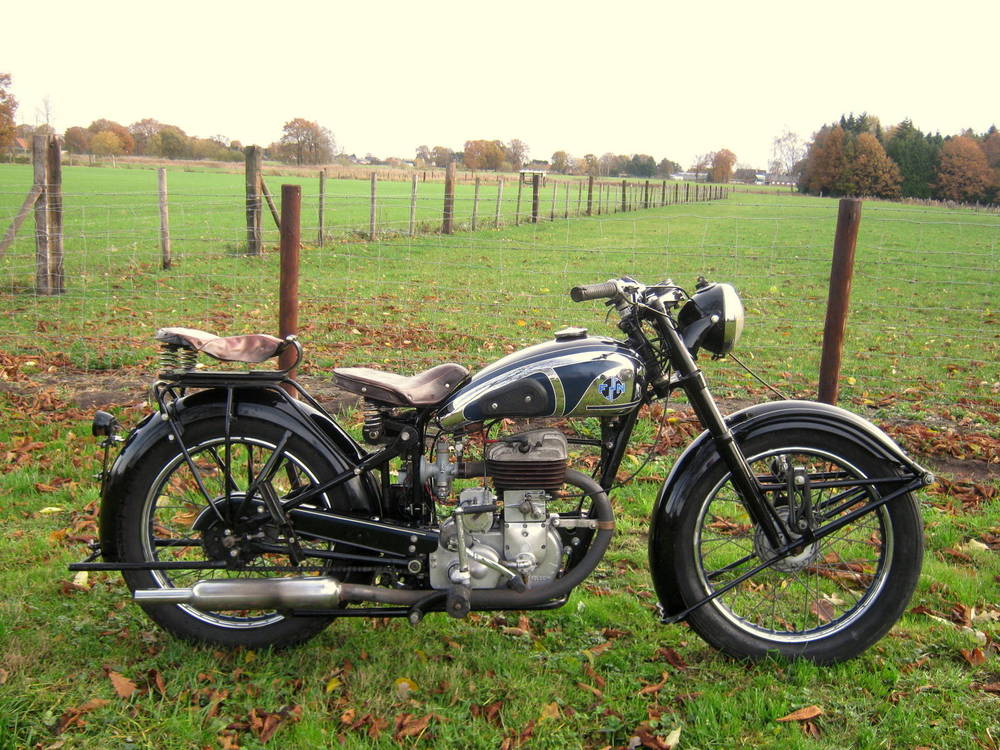 rocker_co's tweet image. For Sale: 1951 FN Model 13 via @rocker_co ebay.to/2gI3KD6 #vintagebike #model13 #vintagemotorcycle #rarebike #rockerco