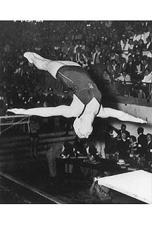 #OTD #OnThisDay 1956 #Melbourne #Olympics: #McCormick makes #diving history. <a href="/ISHOF/">ISHOF</a> <a href="/USASwimming/">USA Swimming</a> <a href="/USADiving/">USA Diving</a> <a href="/TeamUSA/">Team USA</a> olympic-century.blogspot.de/2016/12/moment…