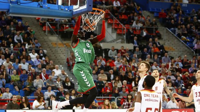 sahadan's tweet photo. Aslan Baskonia'ya diş geçiremedi https://t.co/DuteohGq17 https://t.co/axHYizX3FV