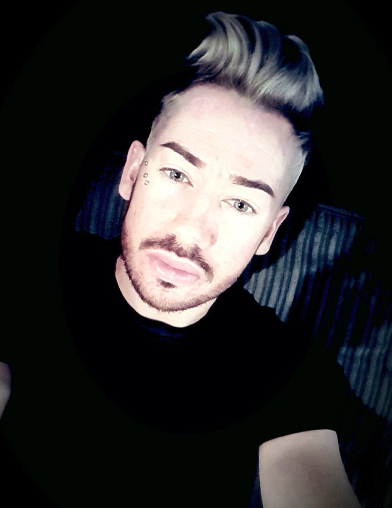 run_macca's tweet photo. Love my new #hair #runner #fashion #sliver #oldget https://t.co/vQ0feK4SUt