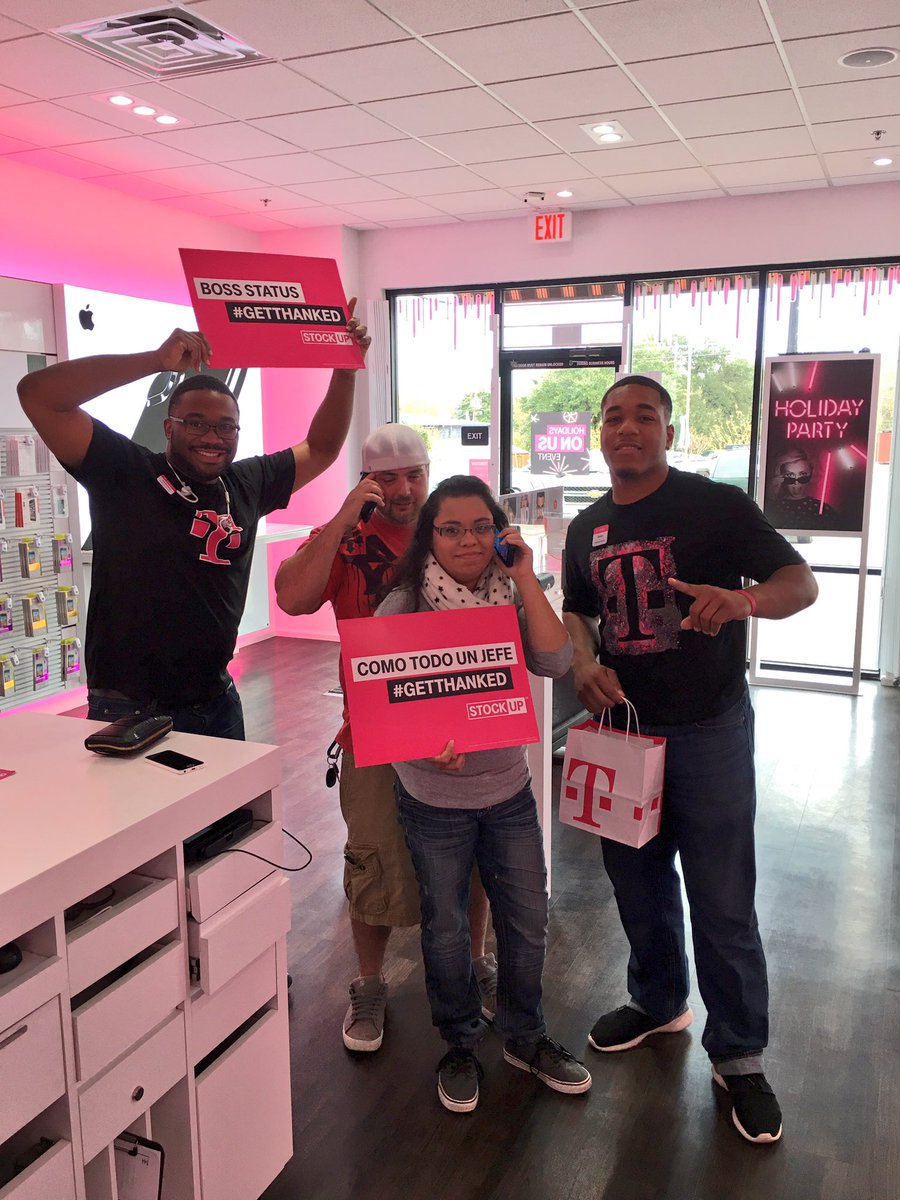 QuanMobile1's tweet photo. Styling with there new phones!!😎
#Mobileone #Muchlove https://t.co/mRse3Nty99