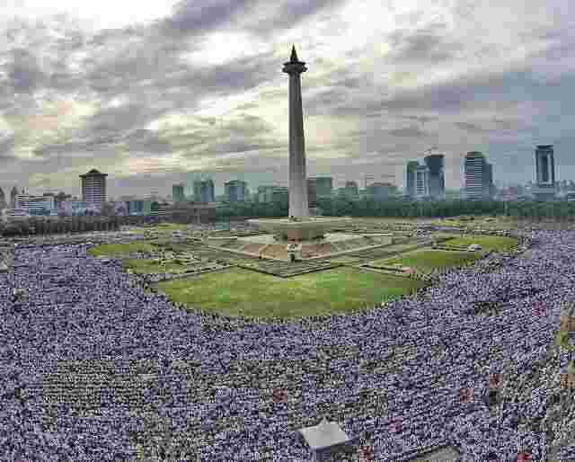 kuswiyanto4's tweet photo. Aksi super damai yg mengharukan dengan berkumpulnya jutaan muslimin dr seluruh Indonesia https://t.co/EJLgW8UEAY