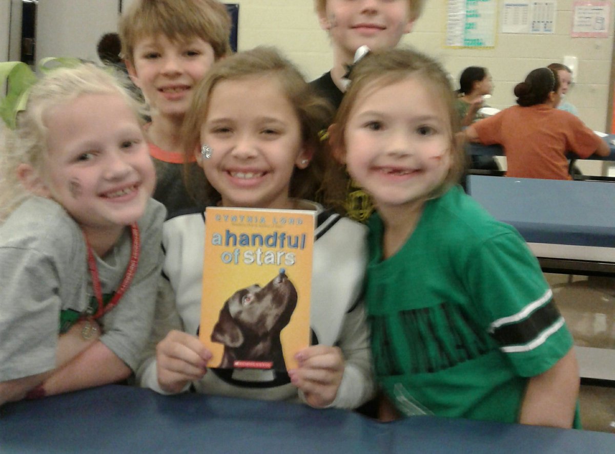 sharon_erickson's tweet photo. SCE read A Handful of Stars and participated in an ice cream social to discuss their thoughts. #scereads @donalynbooks  @LIBRARIESinRISD https://t.co/GtxuoqRqj5