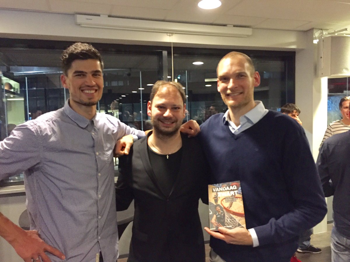 Trots om mee te hebben mogen werken aan dit mooie boek! Vanavond de officiële presentatie. Gefeliciteerd, <a href="/JarryPopelier/">Jarry Popelier</a>! #VandaagIsZwart
