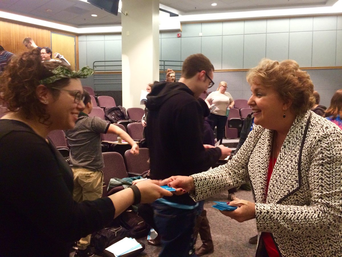 CollPossibleWI's tweet image. Board Member @CLRholloway from @CDWCorp made our Friday! Thank you for sharing gift cards with our @AmeriCorps Members! #learntobegrateful