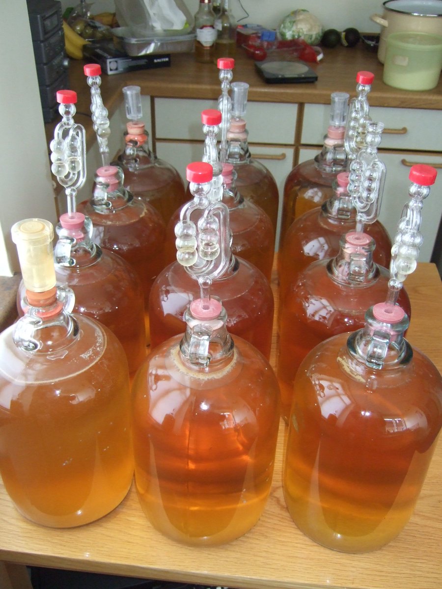 Winter project #1: Make Hard Cider at Home the Easy Way. Dr. Nevin Stewart shows how to make seriously great cider. thecookscook-digital.com/thecookscook/d…