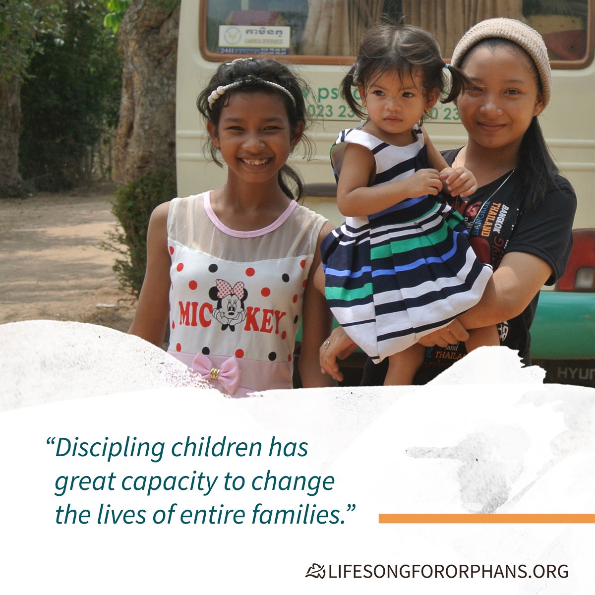 LifesongOrphans's tweet image. Never underestimate the impact of sharing the love of Jesus with a child |
#helpONE #helpMANY | goo.gl/WdKA77