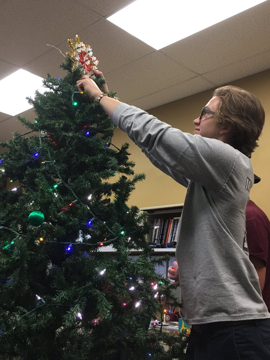 DeSmetJesuitHS's tweet photo. It's beginning to look a lot like #Christmas around #DBlock - #Spartans getting ready for Christmas on Campus Saturday #ConC2016 #AMDG #M4O https://t.co/KcDPV7iWKx