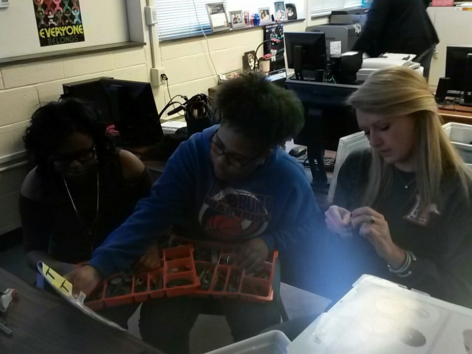 SondraAyscueFCS's tweet image. Girls @LouisburgHSFCS are building and  programming #nxtrobotics #legomindstorns @sylviaallen046