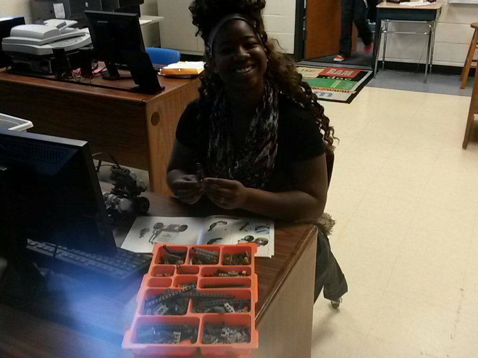 SondraAyscueFCS's tweet image. Girls @LouisburgHSFCS are building and  programming #nxtrobotics #legomindstorns @sylviaallen046