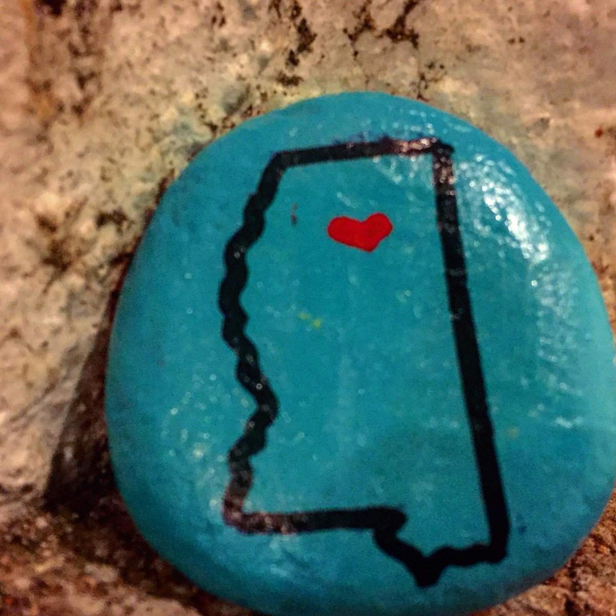 _oxfordrocks_'s tweet photo. This OxRock is hangin out in Faulkners Alley! Don't have to look to hard but watch your step! #OxRocks #Faulknersalley https://t.co/EKk7BIdzoy