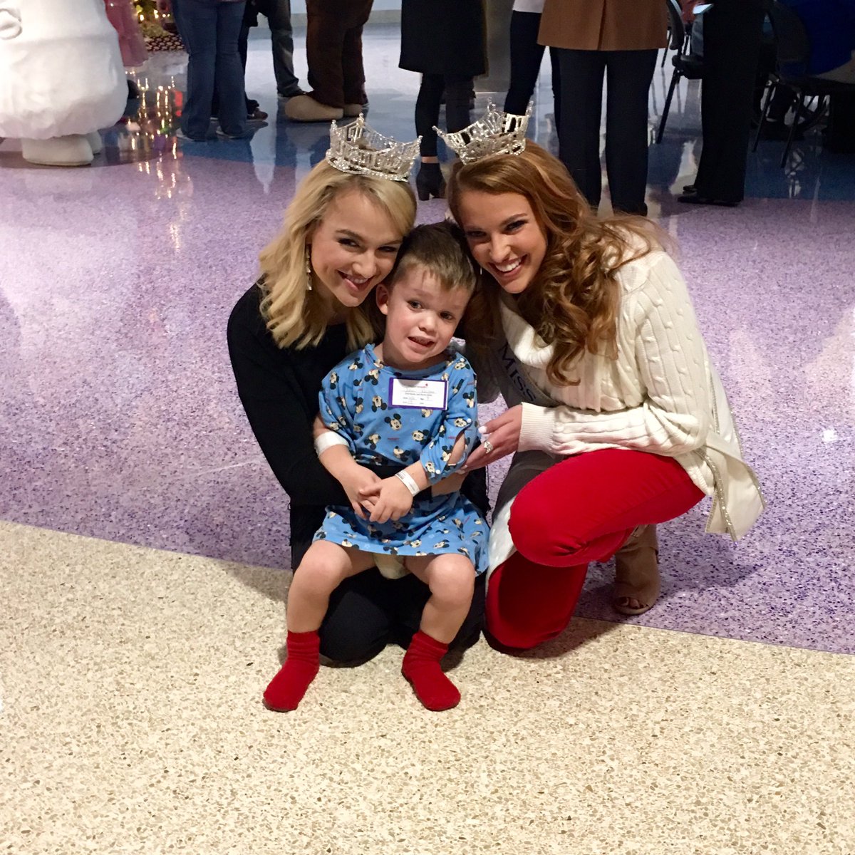 <a href="/MissAmerica/">Miss America</a> &amp; <a href="/MissAmericaTX/">Miss Texas</a> brought holiday cheer to our patients today at the hospital!