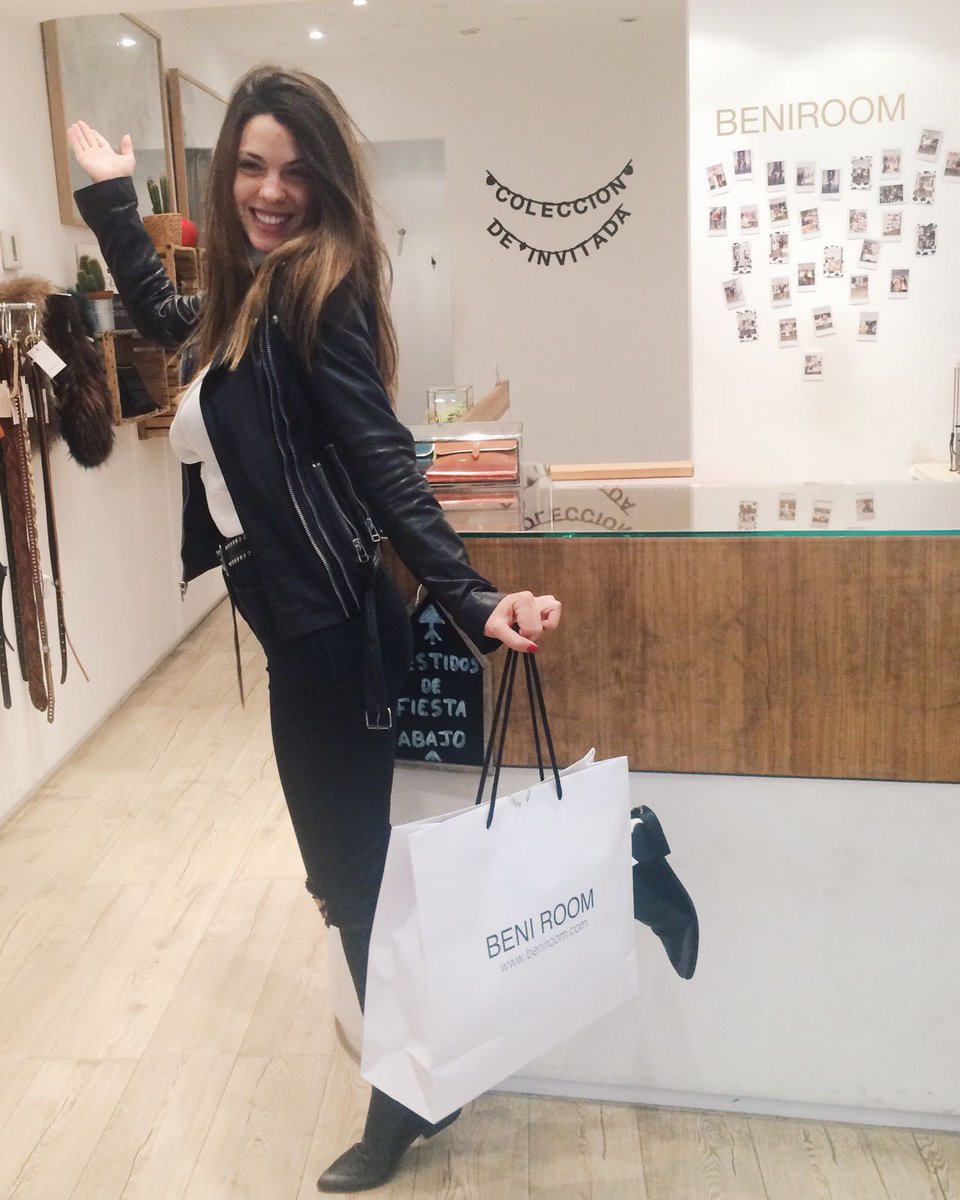 Laura Matamoros guapísima @_lmflores hoy con sus compras en @beniroom_ 👏👏👏❤️️