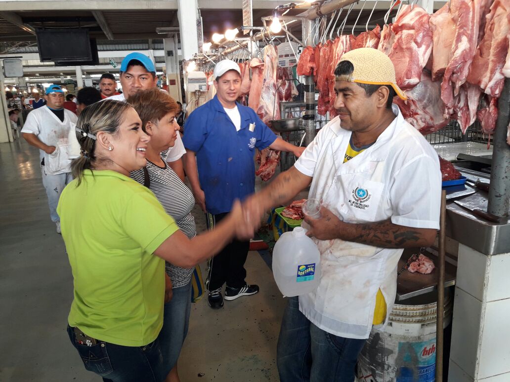 En el  mercado de la Florida  comiendo un buen ceviche de pescado y aprovechamos para comprar mariscos y frutas. #GraciasFloridaNorte