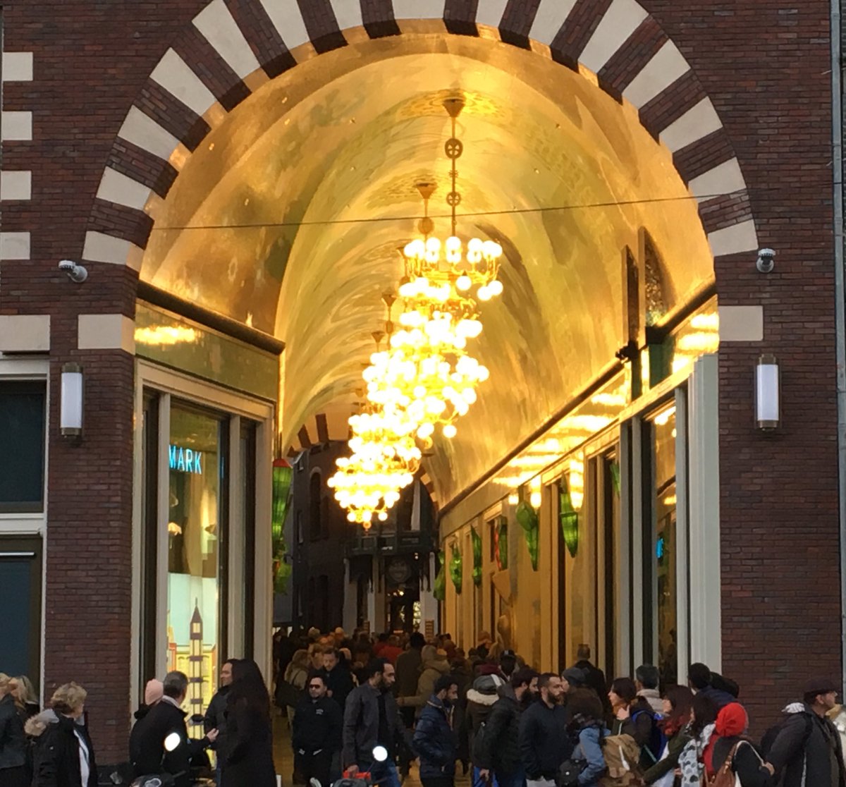 Hoeberechtsadv's tweet photo. Wat een openingsfeest @Bouwinvest   https://t.co/ojNXY332Th legt de lat voor een #retail succes nog hoger https://t.co/WO4oIFRBph