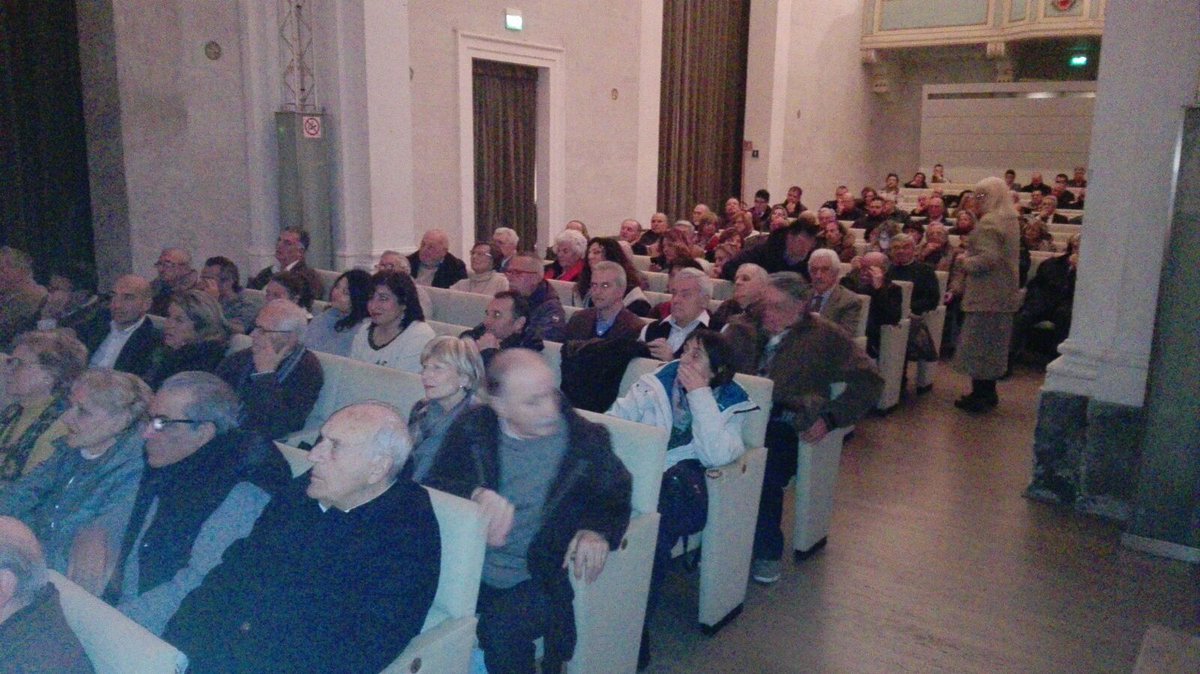 Liberi_Si's tweet photo. Tanta gente a #Lucca per l'iniziativa di #LiberiSi sul #referendumcostituzionale #iovotosi https://t.co/xeUAhGMCnY