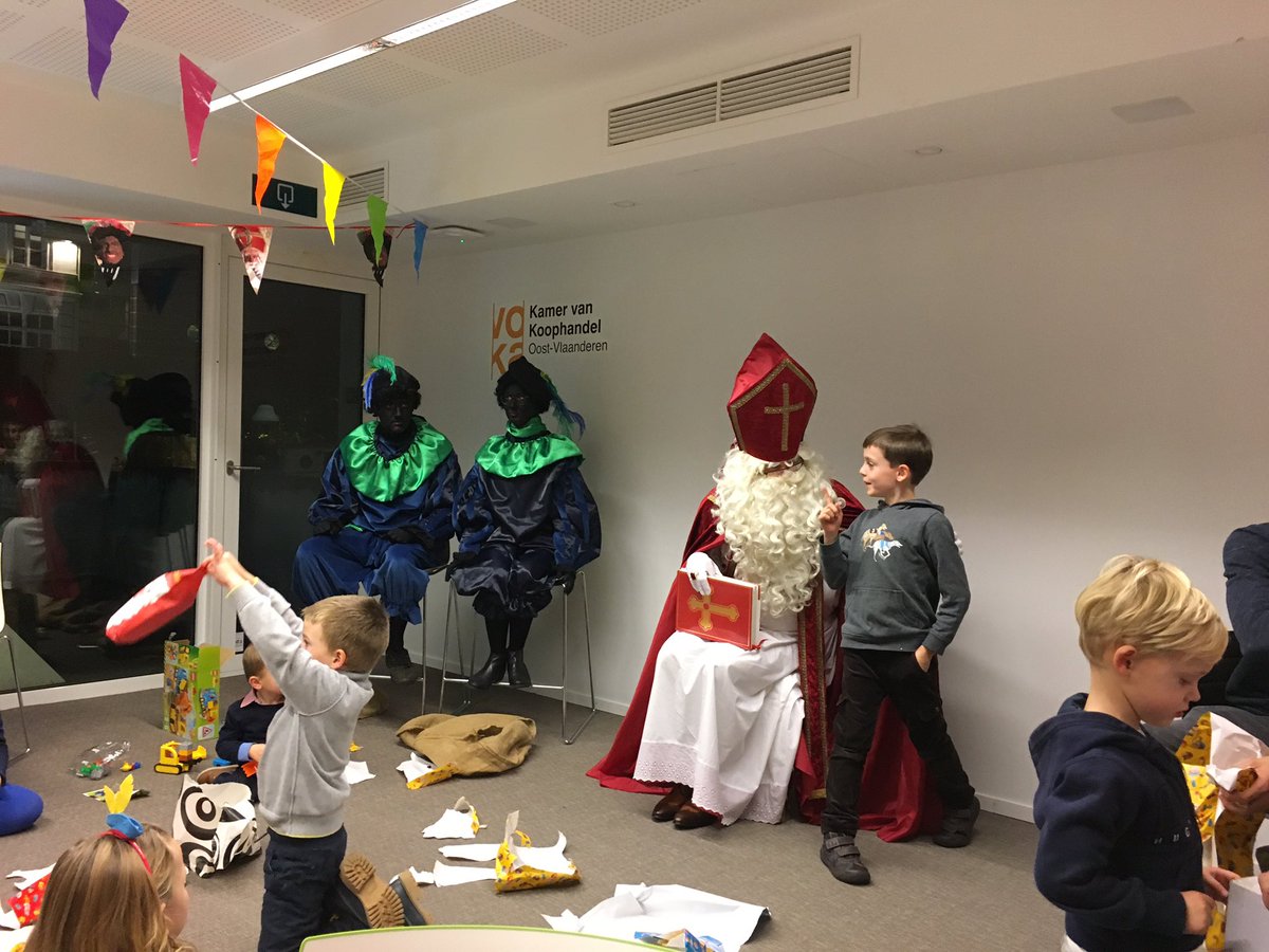 Geert_D8's tweet photo. Sinterklaasfeest @VOKA_OVL met #Sinterklaas @BarbierLieven #zwarteroetpieten en #Aballon creatief met lucht https://t.co/S6URAT5xML
