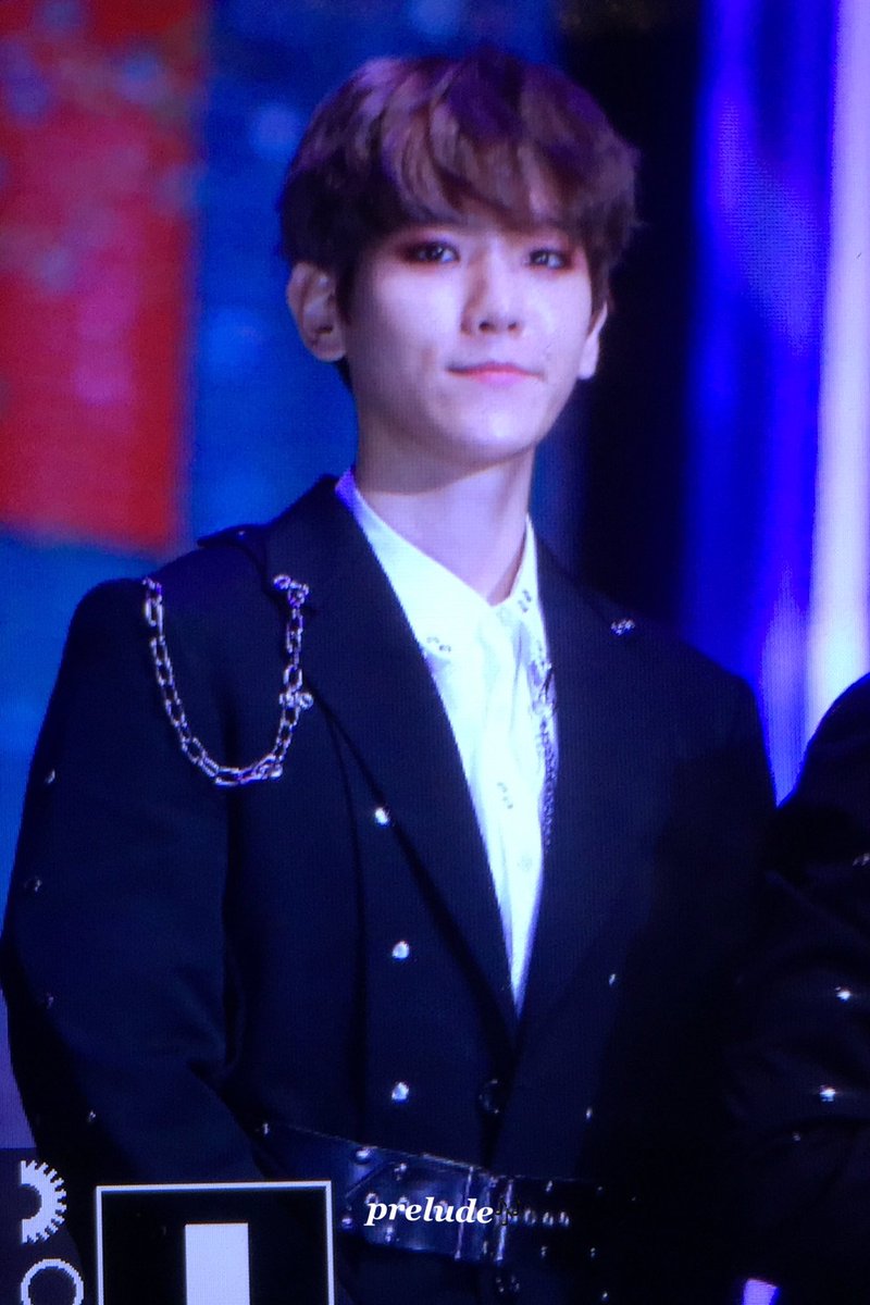 prelude0506's tweet photo. 161202 마마 #BAEKHYUN #백현 대상 축하해욥! https://t.co/PSLMKlVFwn