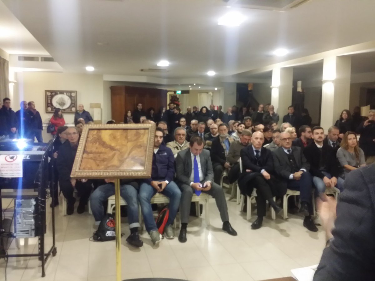 Chiusura campagna referendaria #bastaunsi a #Taranto  con <a href="/Ettore_Rosato/">Ettore Rosato</a>
@VittorioPecorar   @TarantoSi #iovotosi