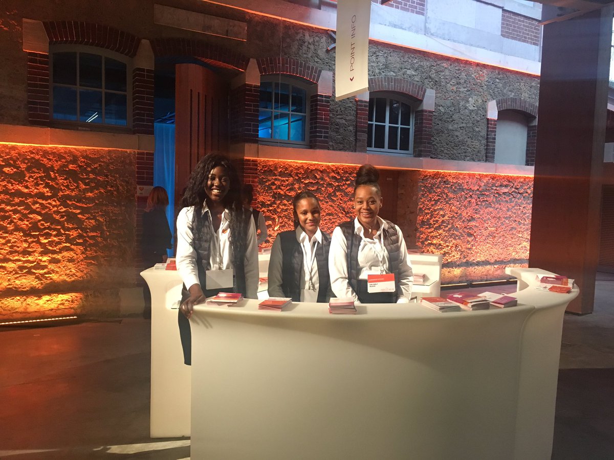 j_lyce's tweet photo. Les élèves du lycée à l'accueil du @104paris pour le centenaire de @Cognacq_Jay. https://t.co/y4kLMPESNm