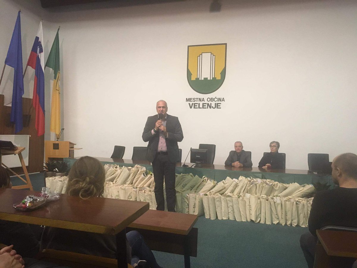 MO_Velenje's tweet photo. Zupanov sprejem za prostovoljce.
@BojanKonti: "Hvala za vso vaso pomoc. Potrebovali Vas bomo tudi v letu 2017. Naj bo zdravo in SR(E)ČNO!" https://t.co/Puyvfkiivq