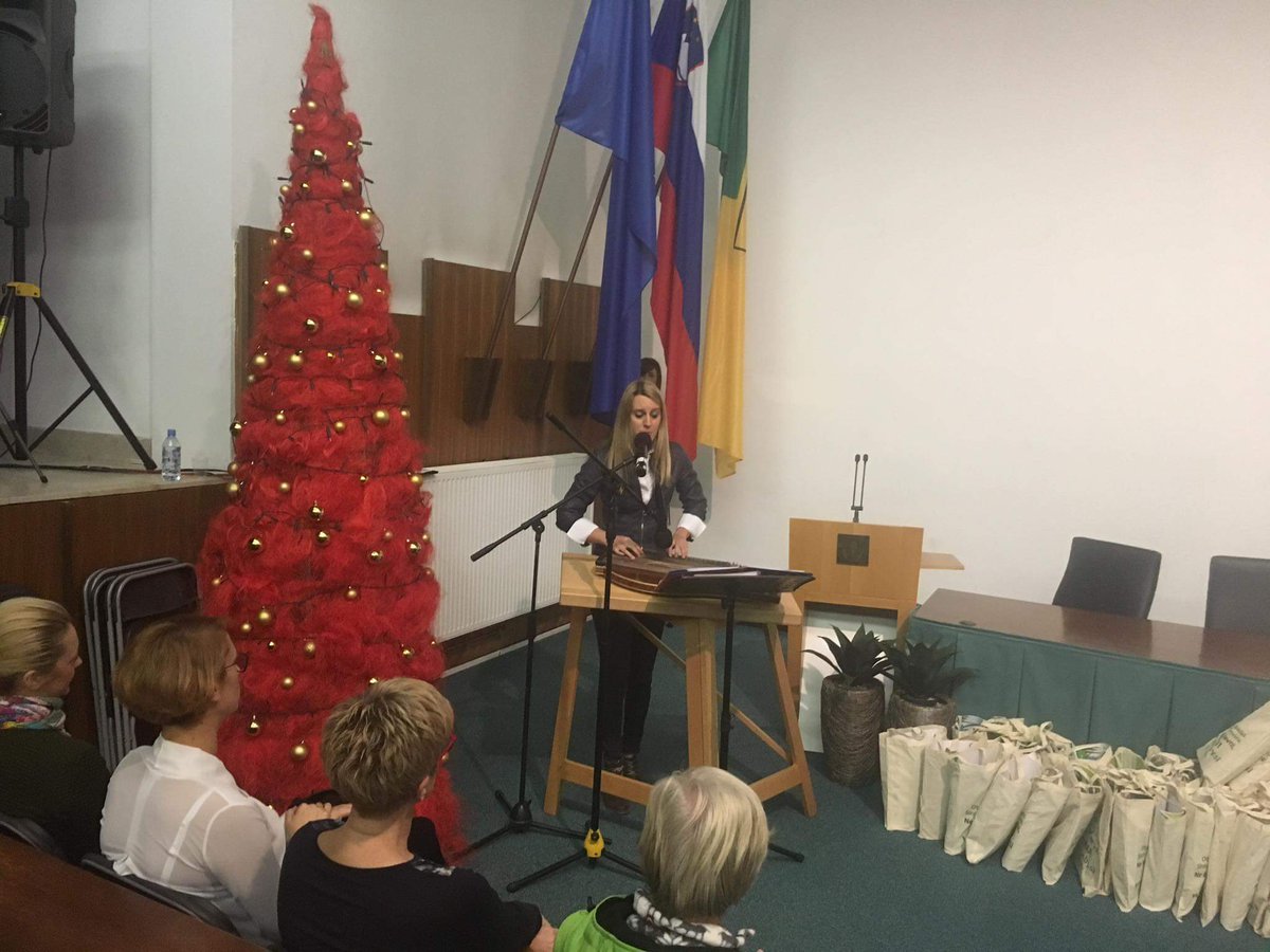 MO_Velenje's tweet photo. Zupanov sprejem za prostovoljce.
@BojanKonti: "Hvala za vso vaso pomoc. Potrebovali Vas bomo tudi v letu 2017. Naj bo zdravo in SR(E)ČNO!" https://t.co/Puyvfkiivq
