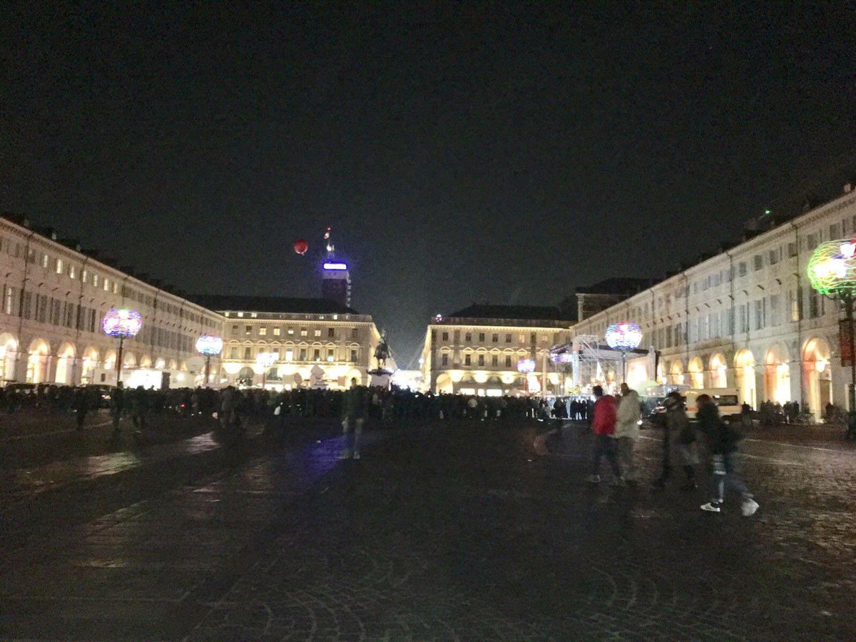 dadoricca's tweet photo. #noiciSIamo e voi? Piazza San Carlo con @beppe_grillo mezza vuota @bastaunsi @CasaSiPiemonte @matteorenzi @meb @FrancescoBonif1 https://t.co/K1nnlI7OTd